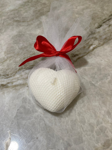 Hjärta i vit organza med rosetter