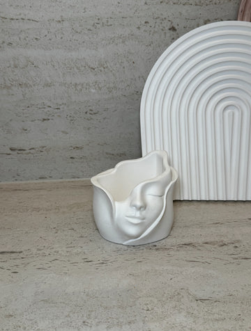 Ansikte i skulpturel design