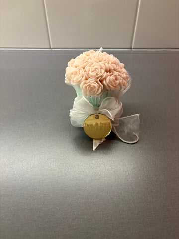 Rosbukett med silkesband och namn bricka