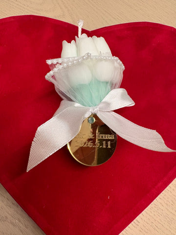 Tulpanbukett med roset och guldbricka