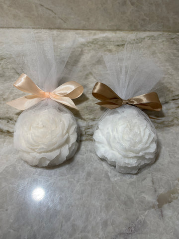 Pion blomma i vit organza