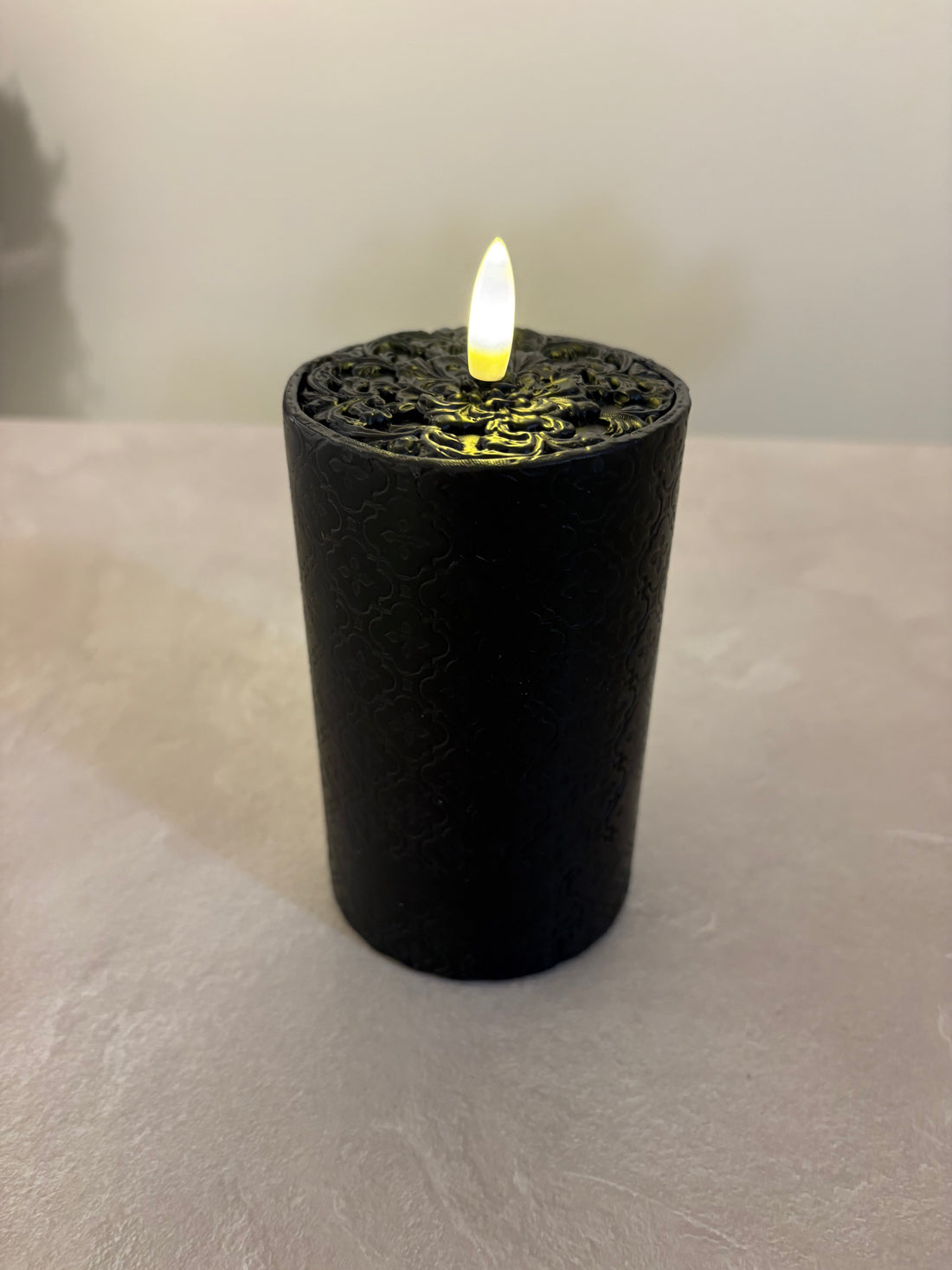 Handgjort dekorljus i vax med ornament – LED svart