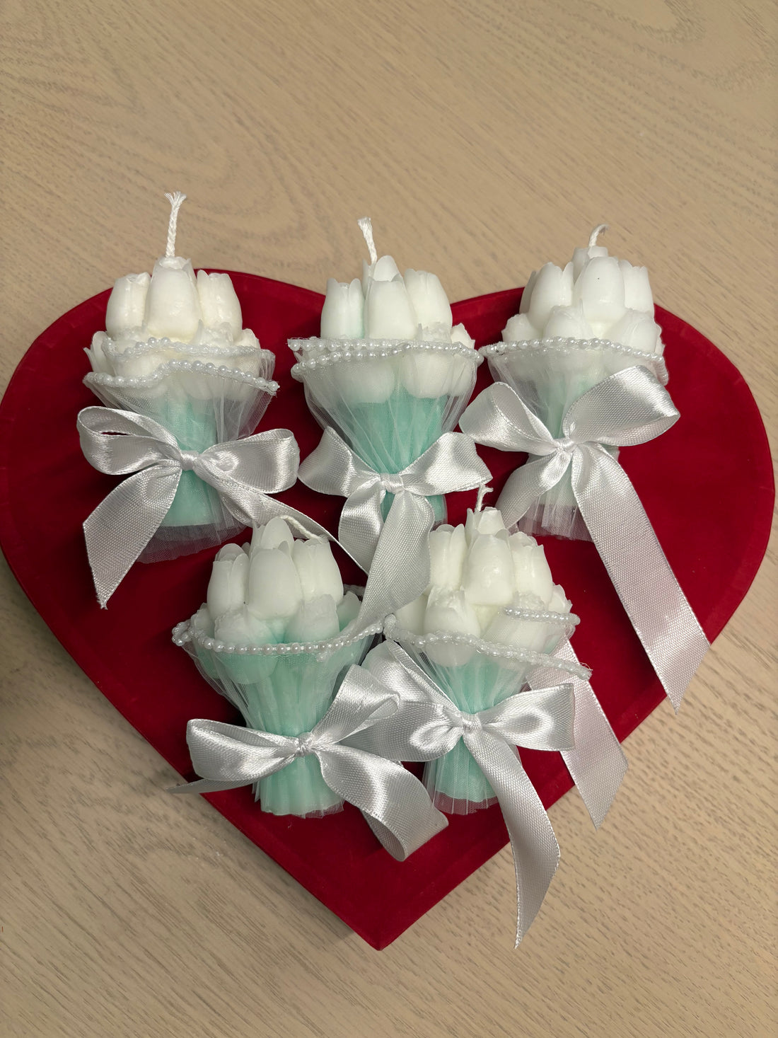 Tulpanbukett med roset och guldbricka