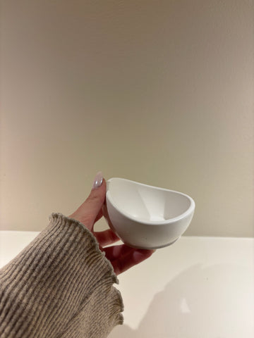 Liten dekorativ skål vit