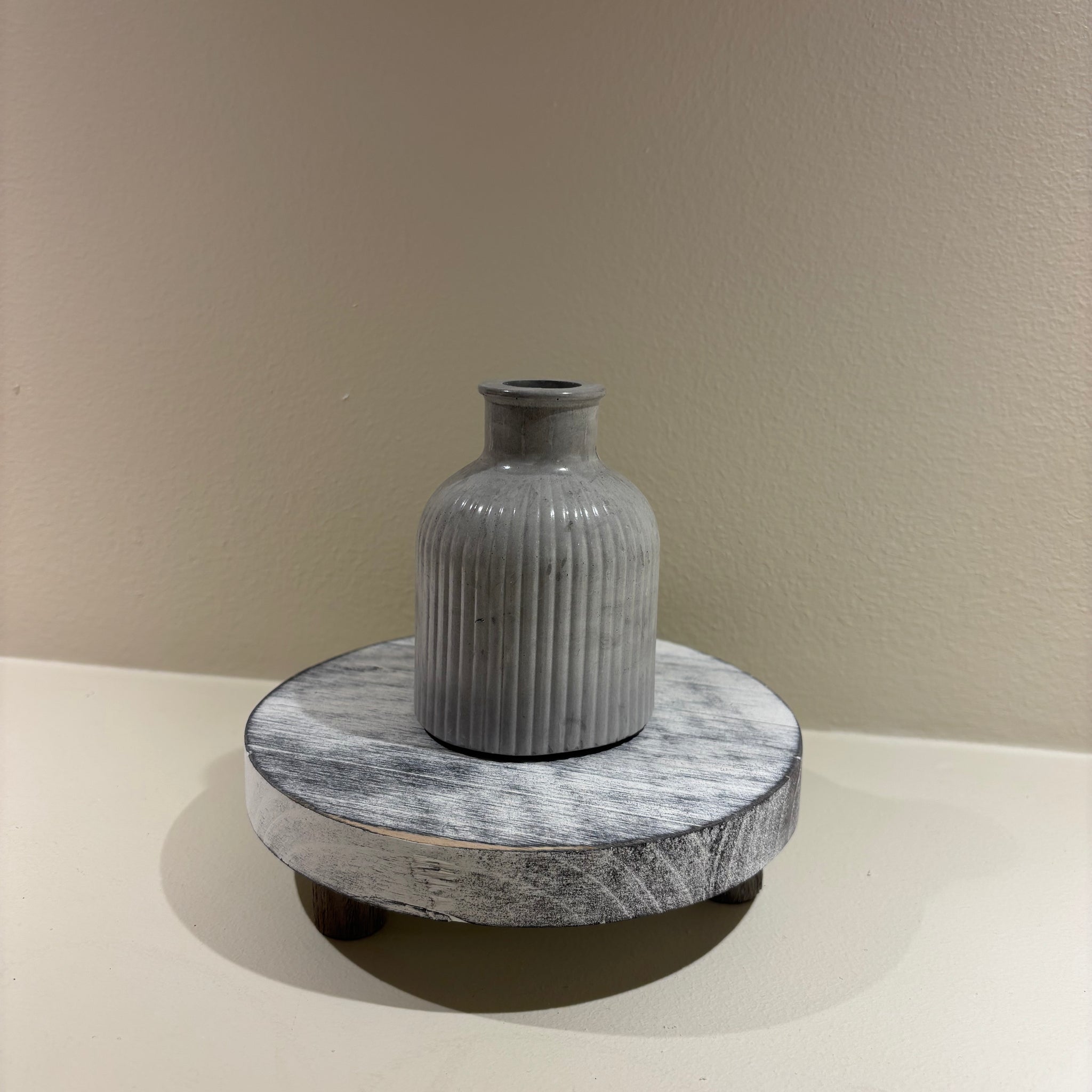 Liten vas grå