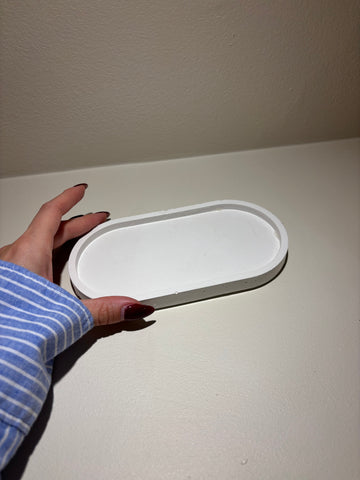 Oval bricka vit mellan